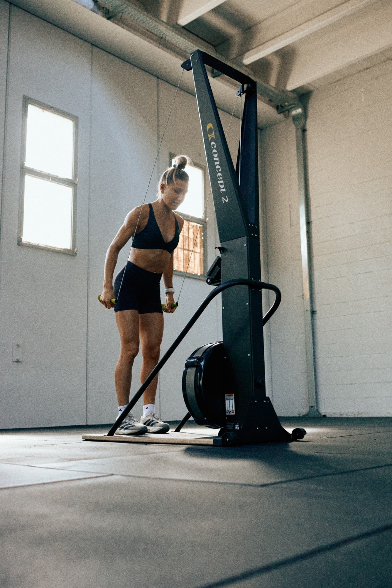 Atleta durante un allenamento Hyrox su SkiErg Concept2