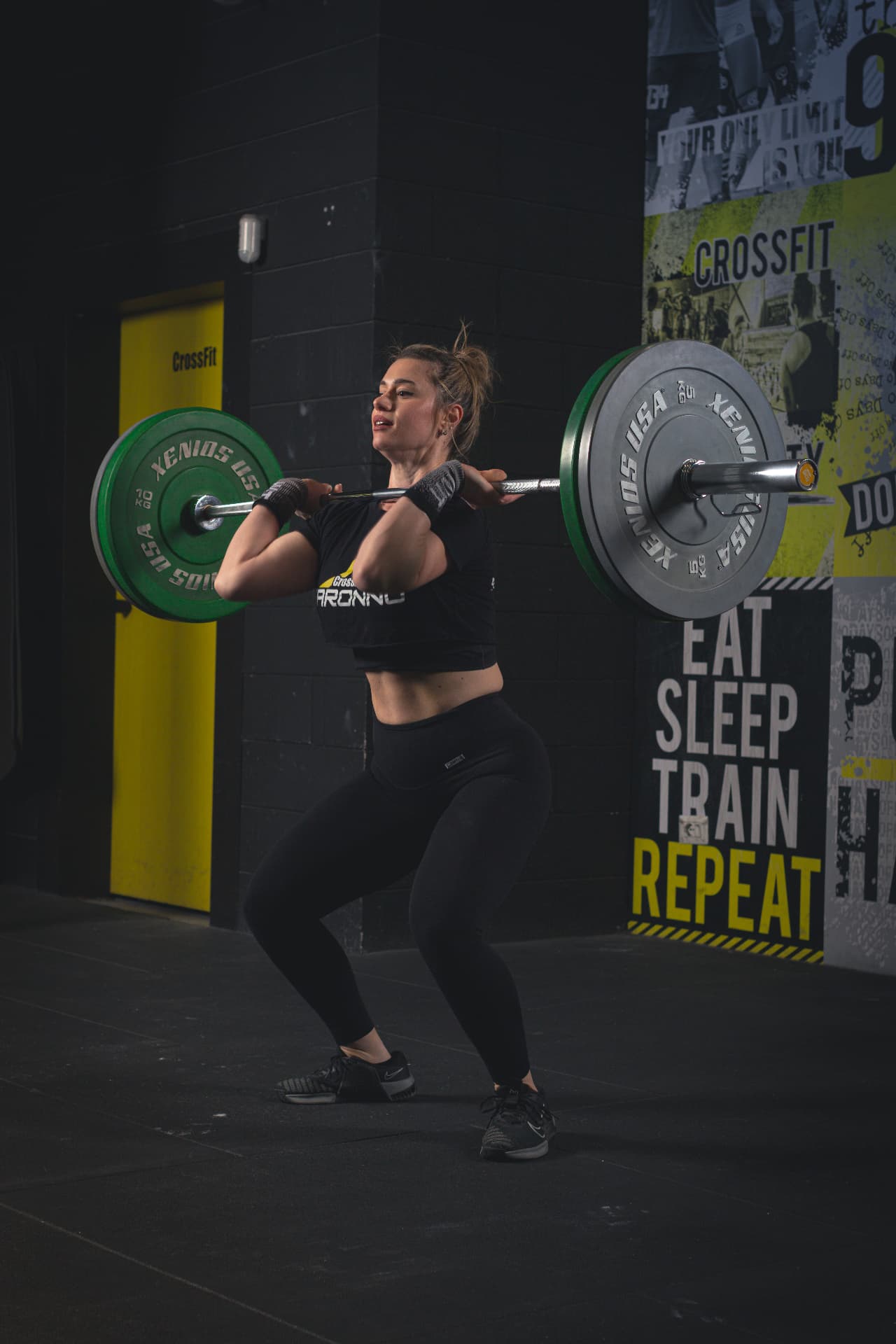Atleta durante un front squat esplosivo con bilanciere