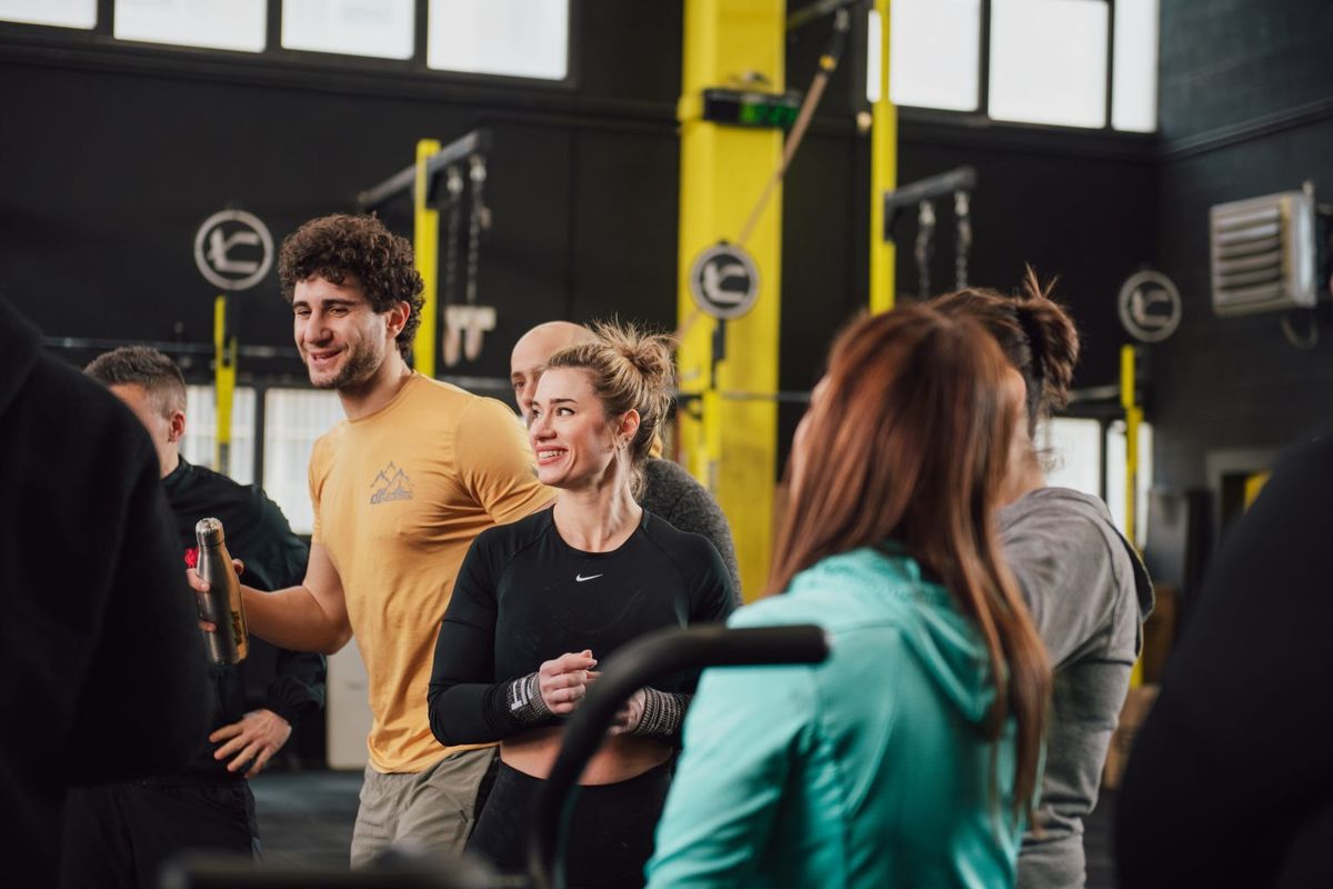 Iscritti di CrossFit Saronno sorridono e parlano dopo un allenamento