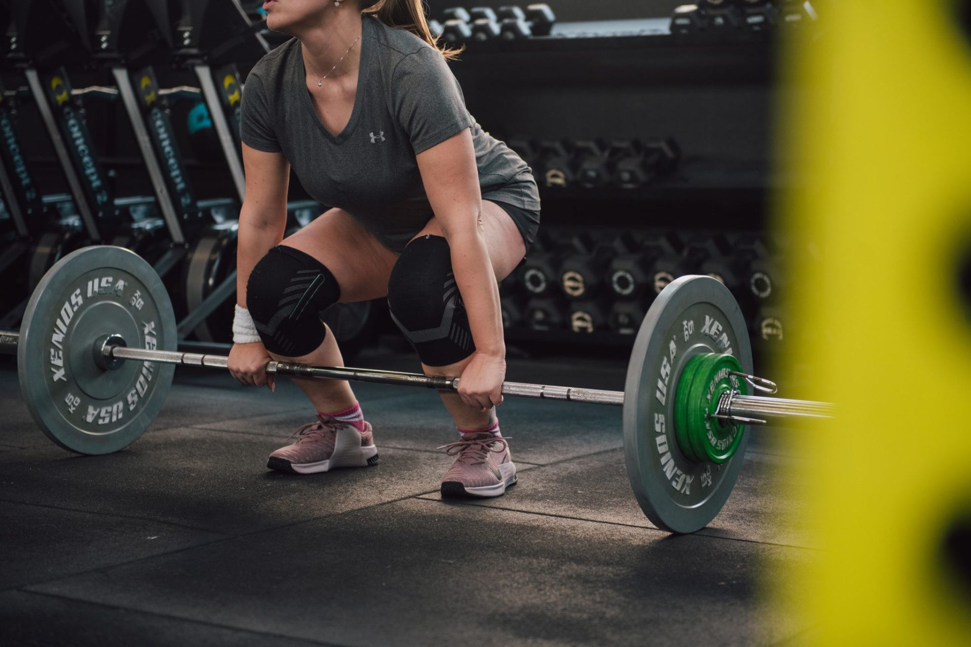 Atleta durante uno stacco con bilanciere e dischi Xenios USA nel box CrossFit Saronno