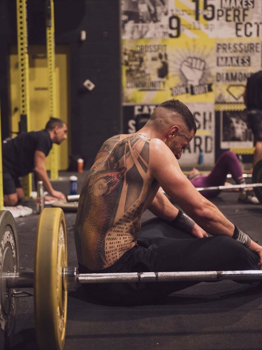 Atleta seduto a terra dopo un allenamento